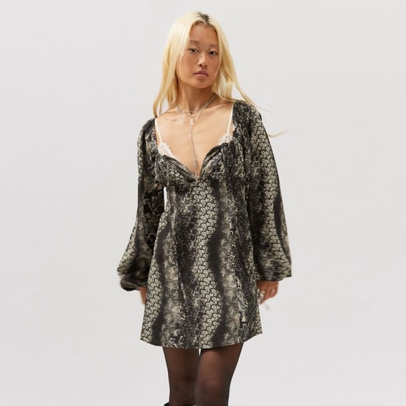 Urban Outfitters Dresses & Skirts - Urban Outfitters Vivienne Printed Long Sleeve Mini Dress